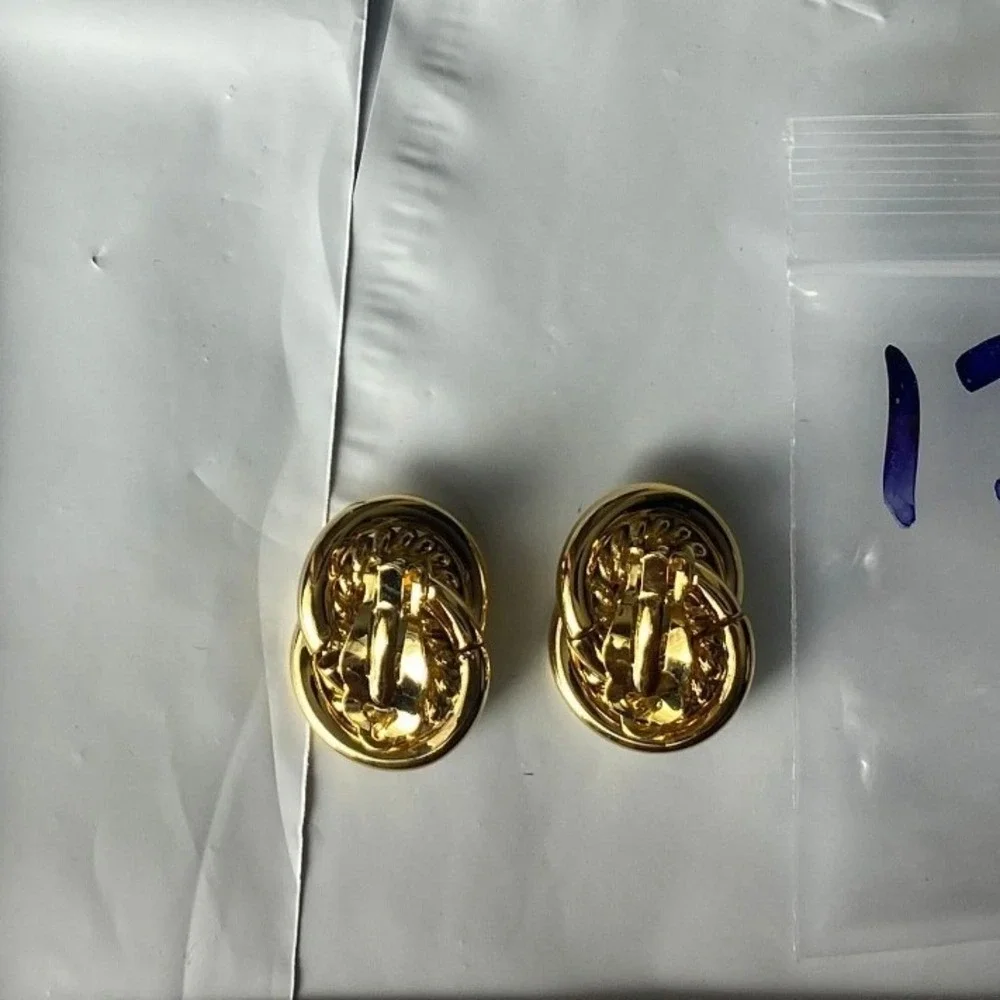 Gold Tone Twisted Knot Clip On Earrings Women's‎ Elegant Fashion Jewelry